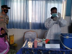 Bhabinkamtibmas Desa Belo Sumbawa Barat Dampingi Vaksinasi Lansia