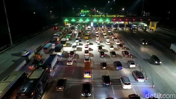 Potret Antrean Panjang Kendaraan Pemudik di GT Cikatama