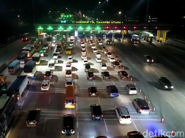Potret Antrean Panjang Kendaraan Pemudik di GT Cikatama