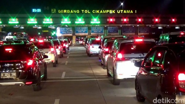 Sehari sebelum larangan mudik diberlakukan pada Rabu (5/5), 
kemacetan dan antrean panjang terjadi di pintu keluar gerbang Tol Cikampek Utama (Cikatama) 1, Karawang, Jawa Barat. Ini potretnya.