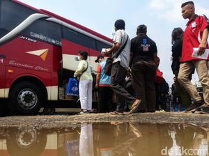 Potret Terminal Bayangan Lebak Bulus pada H-1 Larangan Mudik Potret Terminal Bayangan Lebak Bulus pada H-1 Larangan Mudik