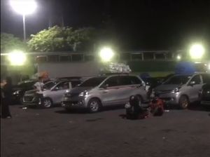 Ramai Pemudik Mobil-Motor di Pelabuhan Merak Dini Hari Ini