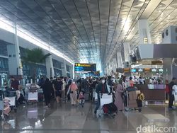 Padat! Situasi Terminal 3 Bandara Soetta H-1 Larangan Mudik
