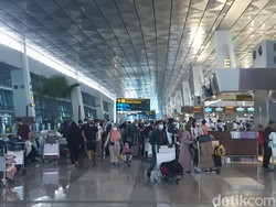 Padat! Situasi Terminal 3 Bandara Soetta H-1 Larangan Mudik