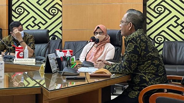 Sebar Ratusan Laptop untuk Kembangkan Desa Digital