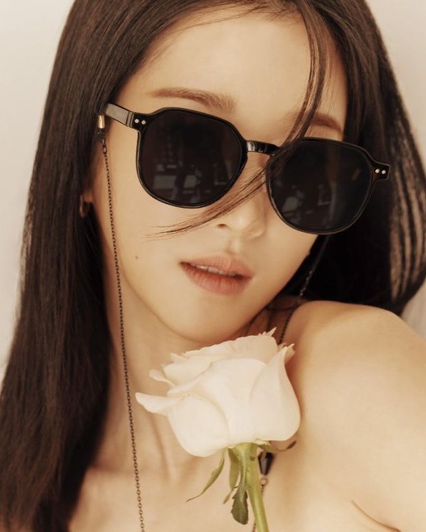 Seo Ye Ji saat menjadi model iklan brand kacamata Rieti (foto: instagram.com/seoyejidaily)