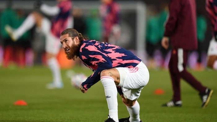 MADRID, SPAIN - DECEMBER 09: Sergio Ramos of Real Madrid warms up ahead of the UEFA Champions League Group B stage match between Real Madrid and Borussia Moenchengladbach at Estadio Alfredo di Stéfano on December 09, 2020 in Madrid, Spain. Sporting stadiums around Spain remain under strict restrictions due to the Coronavirus Pandemic as Government social distancing laws prohibit fans inside venues resulting in games being played behind closed doors. (Photo by Denis Doyle/Getty Images)