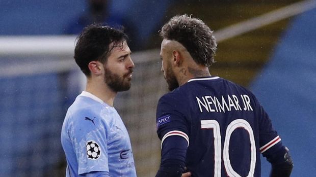 Soccer Football - Champions League - Semi Final Second Leg - Manchester City v Paris St Germain - Etihad Stadium, Manchester, Britain - May 4, 2021 Manchester City's Bernardo Silva clashes with Paris St Germain's Neymar REUTERS/Phil Noble