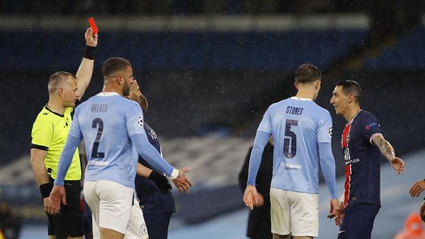 Soccer Football - Champions League - Semi Final Second Leg - Manchester City v Paris St Germain - Etihad Stadium, Manchester, Britain - May 4, 2021 Paris St Germain's Angel Di Maria is shown a red card by referee Bjorn Kuipers REUTERS/Phil Noble