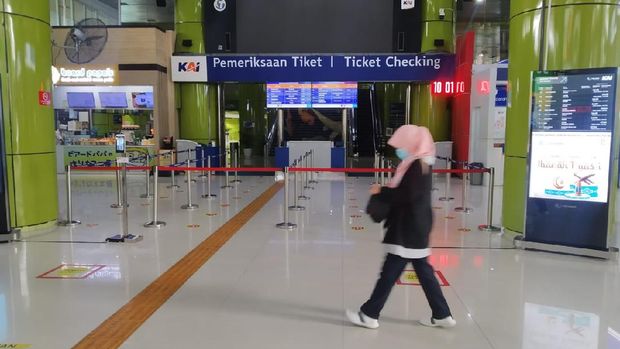 Stasiun Gambir sepi dari lalu lalang penumpang jelang larangan mudik lebaran 2021