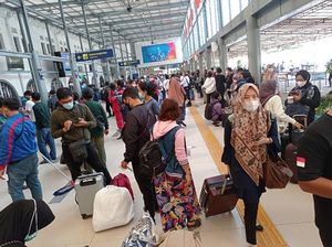 H-1 Larangan Mudik, Stasiun Senen Padat Calon Penumpang