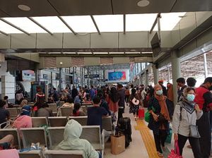 H-1 Larangan Mudik, Stasiun Senen Padat Penumpang! H-1 Larangan Mudik, Stasiun Senen Padat Penumpang!