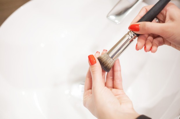Tips brush makeup bersih dan sehat