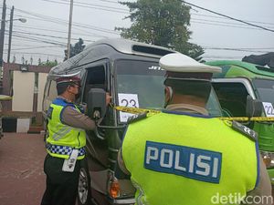 32 Travel Gelap Terjaring Penyekatan di Pantura Karawang