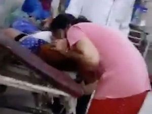 Viral Bikin Haru, Wanita Beri Napas Buatan untuk Ibu yang Terinfeksi COVID Viral Bikin Haru, Wanita Beri Napas Buatan untuk Ibu yang Terinfeksi COVID
