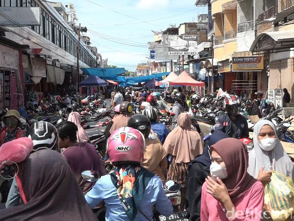 Warga Polman Padati Pasar Jelang Lebaran, Banyak Tak Pakai Masker Warga Polman Padati Pasar Jelang Lebaran, Banyak Tak Pakai Masker
