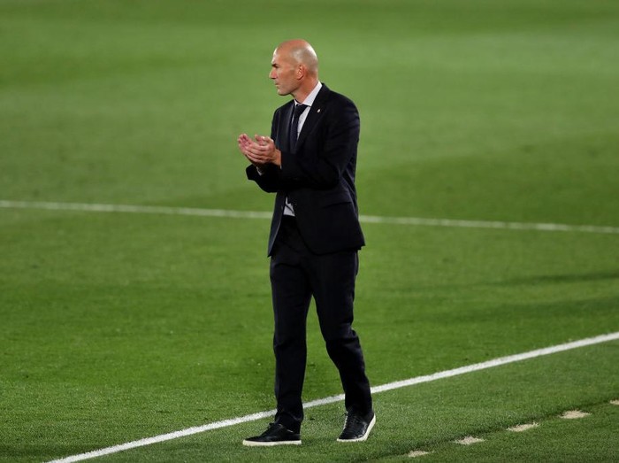 MADRID, SPAIN - SEPTEMBER 30: Zinedine Zidane, Head Coach of Real Madrid reacts during the La Liga Santander match between Real Madrid and Real Valladolid CF at Estadio Santiago Bernabeu on September 30, 2020 in Madrid, Spain. Football Stadiums around Europe remain empty due to the Coronavirus Pandemic as Government social distancing laws prohibit fans inside venues resulting in fixtures being played behind closed doors. (Photo by Gonzalo Arroyo Moreno/Getty Images)