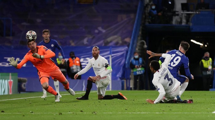 LONDON, ENGLAND - MAY 05: Mason Mount of Chelsea scores his teams second goal past Thibaut Courtois of Real Madrid during the UEFA Champions League Semi Final Second Leg match between Chelsea and Real Madrid at Stamford Bridge on May 05, 2021 in London, England. Sporting stadiums around Europe remain under strict restrictions due to the Coronavirus Pandemic as Government social distancing laws prohibit fans inside venues resulting in games being played behind closed doors. (Photo by Clive Rose/Getty Images)