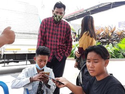 Dicegat Polisi! 4 Pemotor Tak Berhelm Tanpa Surat Hendak Masuk Tol Bekasi