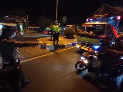 Ada Larangan Mudik, Polres Cirebon Kota Putar Balik Pemotor di Kedawung