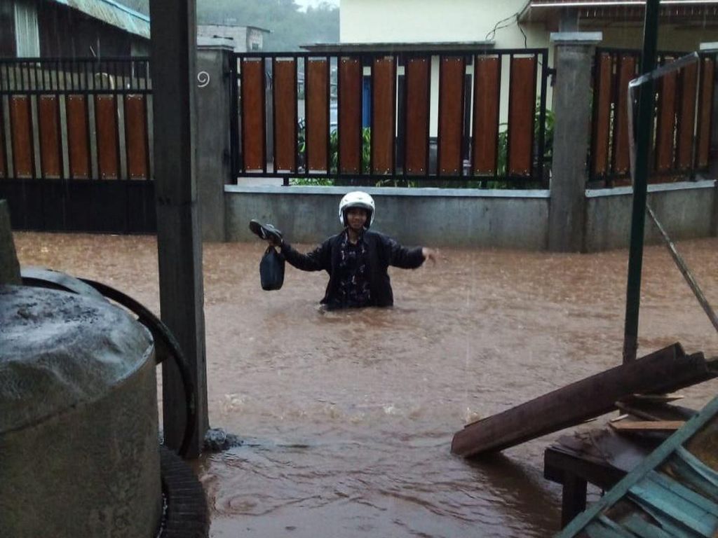 Diguyur Hujan Deras, Sejumlah Rumah di Bogor Terendam Banjir Diguyur Hujan Deras, Sejumlah Rumah di Bogor Terendam Banjir