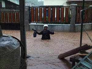 Diguyur Hujan Deras, Sejumlah Rumah di Bogor Terendam Banjir Diguyur Hujan Deras, Sejumlah Rumah di Bogor Terendam Banjir