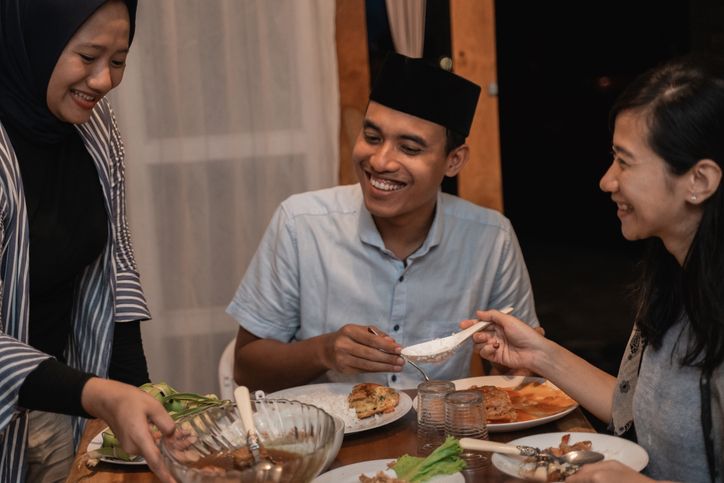 Bolehkah Meneruskan Makan Sahur Saat Azan Subuh Sudah Terdengar?