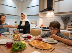 Bolehkah Meneruskan Makan Sahur Saat Azan Subuh Sudah Terdengar?