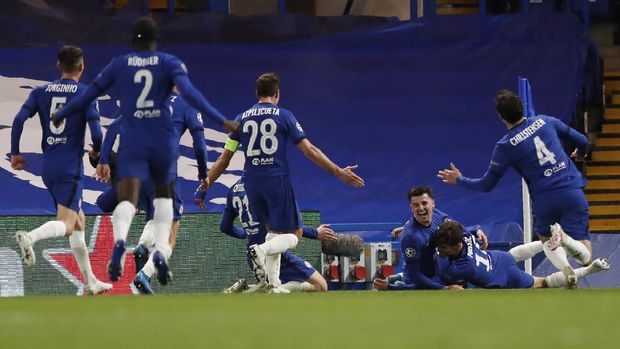 Chelsea's Mason Mount, center, celebrates with his teammates after scoring his side's second goal, during the Champions League semifinal 2nd leg soccer match between Chelsea and Real Madrid at Stamford Bridge in London, Wednesday, May 5, 2021. (AP Photo/Alastair Grant)
