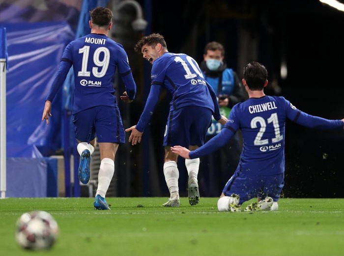 LONDON, ENGLAND - MAY 05: Mason Mount of Chelsea celebrates with teammates Christian Pulisic and Ben Chilwell after scoring their teams second goal  during the UEFA Champions League Semi Final Second Leg match between Chelsea and Real Madrid at Stamford Bridge on May 05, 2021 in London, England. Sporting stadiums around Europe remain under strict restrictions due to the Coronavirus Pandemic as Government social distancing laws prohibit fans inside venues resulting in games being played behind closed doors. (Photo by Clive Rose/Getty Images)