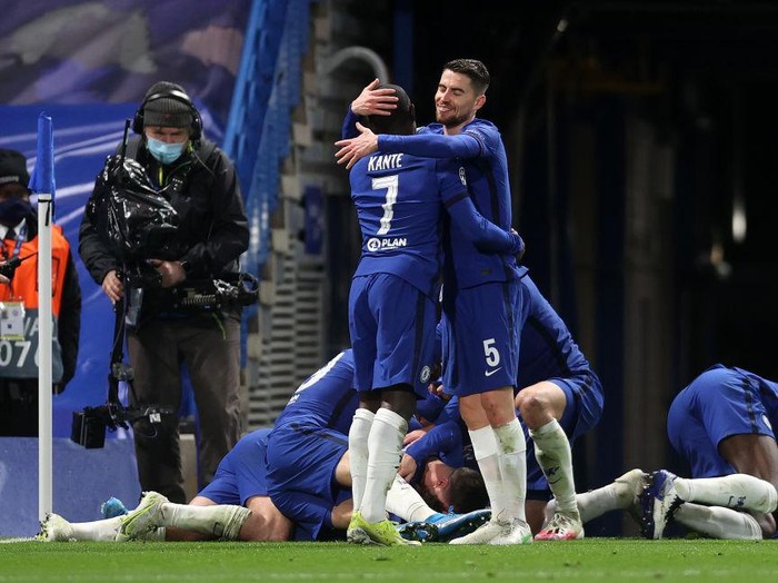 LONDON, ENGLAND - MAY 05: Jorginho and Ngolo Kante of Chelsea celebrate after Mason Mount (obstructed) scored their teams second goal during the UEFA Champions League Semi Final Second Leg match between Chelsea and Real Madrid at Stamford Bridge on May 05, 2021 in London, England. Sporting stadiums around Europe remain under strict restrictions due to the Coronavirus Pandemic as Government social distancing laws prohibit fans inside venues resulting in games being played behind closed doors. (Photo by Clive Rose/Getty Images)
