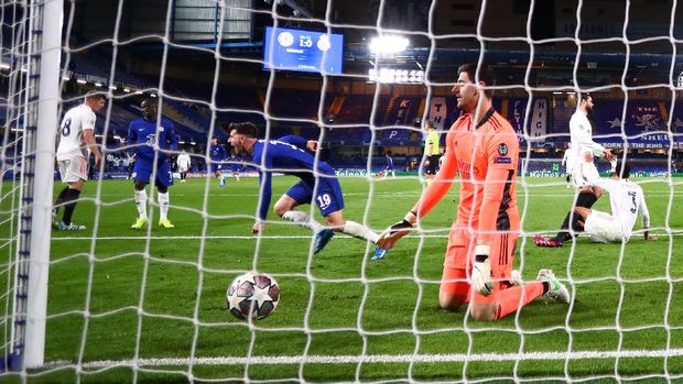 LONDON, ENGLAND - MAY 05: Mason Mount of Chelsea celebrates after scoring their team's second goal as Thibaut Courtois of Real Madrid looks dejected during the UEFA Champions League Semi Final Second Leg match between Chelsea and Real Madrid at Stamford Bridge on May 05, 2021 in London, England. Sporting stadiums around Europe remain under strict restrictions due to the Coronavirus Pandemic as Government social distancing laws prohibit fans inside venues resulting in games being played behind closed doors. (Photo by Clive Rose/Getty Images)