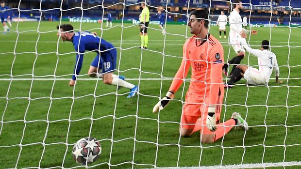 Soccer Football - Champions League - Semi Final Second Leg - Chelsea v Real Madrid - Stamford Bridge, London, Britain - May 5, 2021 Real Madrid's Thibaut Courtois reacts as Chelsea's Mason Mount celebrates scoring their second goal REUTERS/Toby Melville  REFILE - CORRECTING GOAL