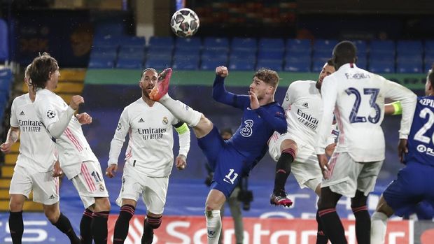 Chelsea's Timo Werner, center kicks the ball during the Champions League semifinal 2nd leg soccer match between Chelsea and Real Madrid at Stamford Bridge in London, Wednesday, May 5, 2021. (AP Photo/Alastair Grant)