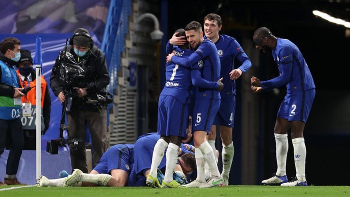 LONDON, ENGLAND - MAY 05: Jorginho, Ngolo Kante, Andreas Christensen and Antonio Ruediger of Chelsea celebrate after Mason Mount (obstructed) scored their teams second goal during the UEFA Champions League Semi Final Second Leg match between Chelsea and Real Madrid at Stamford Bridge on May 05, 2021 in London, England. Sporting stadiums around Europe remain under strict restrictions due to the Coronavirus Pandemic as Government social distancing laws prohibit fans inside venues resulting in games being played behind closed doors. (Photo by Clive Rose/Getty Images)
