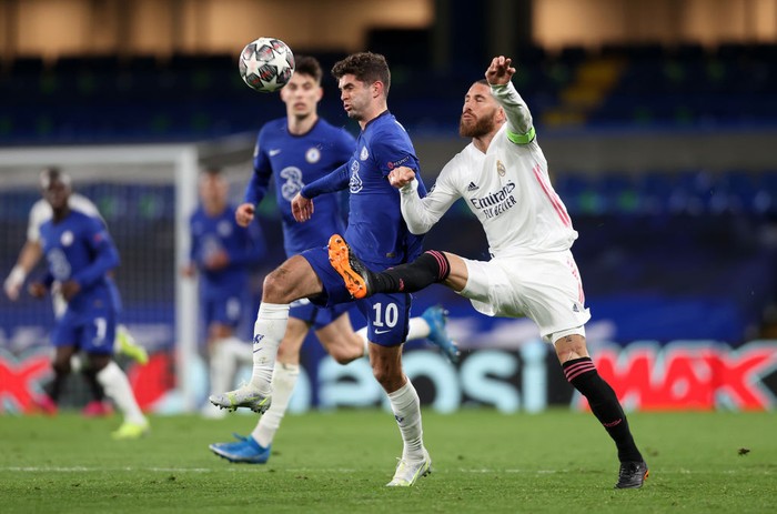 LONDON, ENGLAND - MAY 05: Christian Pulisic of Chelsea is challenged by Sergio Ramos of Real Madrid during the UEFA Champions League Semi Final Second Leg match between Chelsea and Real Madrid at Stamford Bridge on May 05, 2021 in London, England. Sporting stadiums around Europe remain under strict restrictions due to the Coronavirus Pandemic as Government social distancing laws prohibit fans inside venues resulting in games being played behind closed doors. (Photo by Clive Rose/Getty Images)