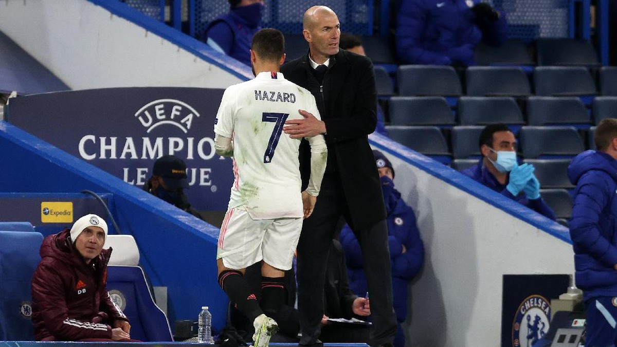 Eden Hazard saat ditarik keluar Zinedine Zidane di pertandingan Chelsea vs Real Madrid. (Foto: Clive Rose/Getty Images)