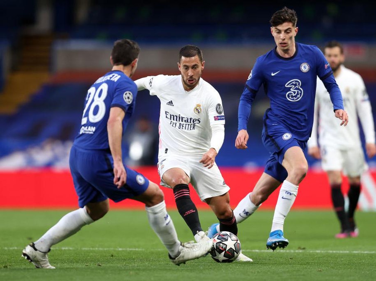 Hazard saat mencoba melewati Azpilicueta di leg kedua semifinal Liga Champions. Foto: Getty Images/Clive Rose