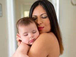 Mengejutkan, Model Playboy Pakai Plasenta Bayi Sebagai Masker Kecantikan