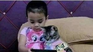 Foto: Viral Bikin Gemas Aksi Bocil & Kucingnya, Main HP Sampai Ngaji Bareng