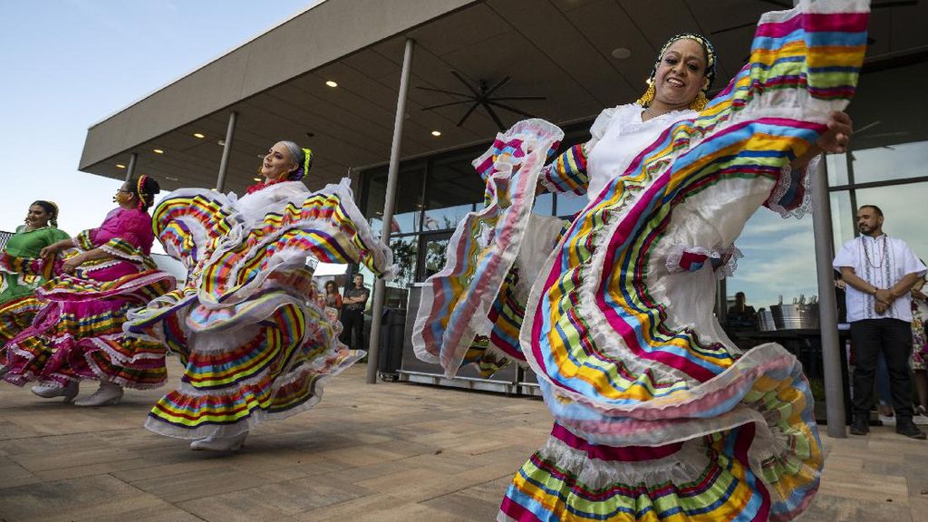 Gemulai Penari Meksiko di Festival Cinco de Mayo