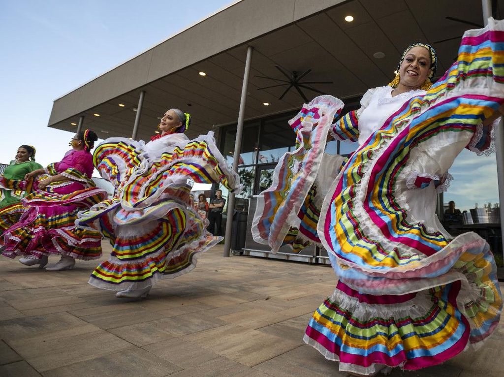 Gemulai Penari Meksiko di Festival Cinco de Mayo