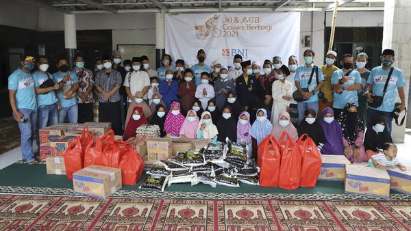 Jurnalis Kayuh Indonesia Peduli Anak Yatim
