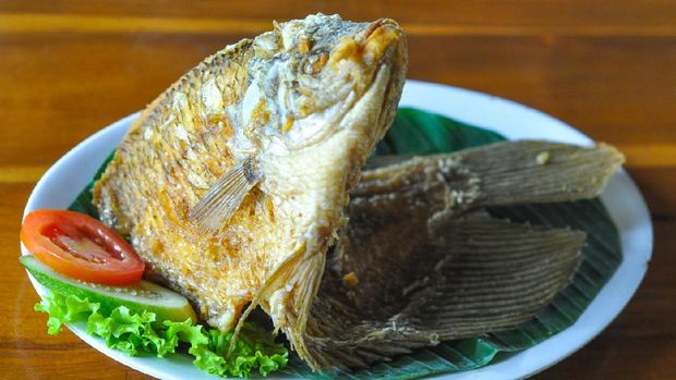 Fried Gurame Fish served on the blue plate