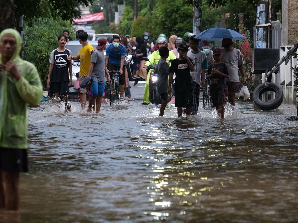 Jalanan Kompleks di Pamulang Terendam Imbas Hujan Deras Jalanan Kompleks di Pamulang Terendam Imbas Hujan Deras