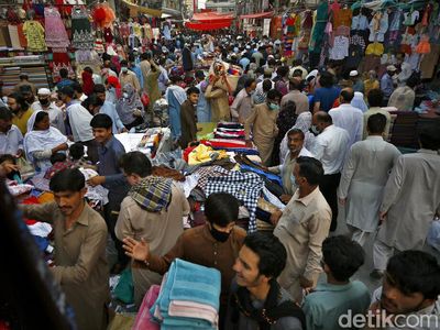 Jelang Lockdown Warga Pakistan Serbu Pasar