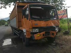 Pikap Tabrak Motor dan Truk di Pasuruan, 3 Orang Satu Keluarga Tewas