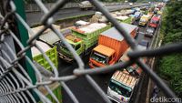 Imbas Penyekatan Gerbang Tol Cikupa Arah Merak Macet