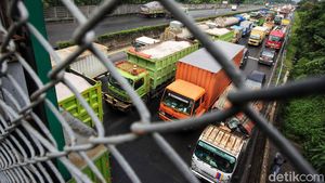 Imbas Penyekatan Gerbang Tol Cikupa Arah Merak Macet