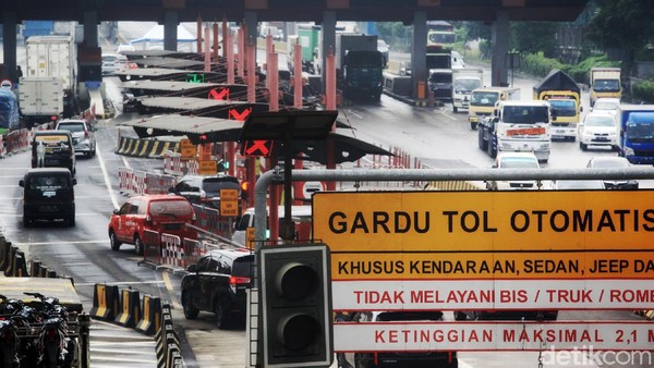 Kendaraan dari Jakarta mengarah ke Merak terpantau padat merayap saat melewati di Gerbang Tol Cikupa, Banten, Kamis (5/5/2021). Kondisi ini bertepatan dengan Hari pertama pembatasan kendaraan mudik 2021.